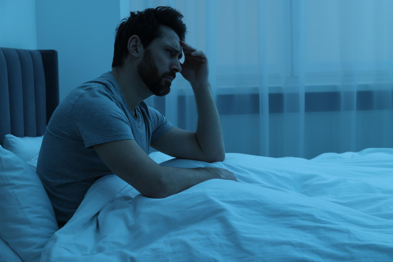 لماذا يزدحم العقل بالأفكار قبل النوم؟ دراسة تشرح الظاهرة وتقدم حلولاً بسيطة