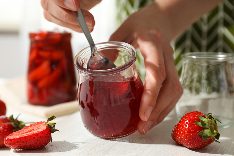 بتحويل الفاكهة الزائدة إلى كنز منزلي: دليل مبسّط لصناعة المربّى وتقليل هدر الطعام