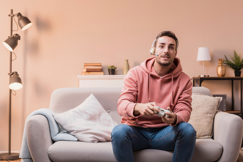 الإفراط في ألعاب الفيديو… خطر صامت على صحة طلاب الجامعات