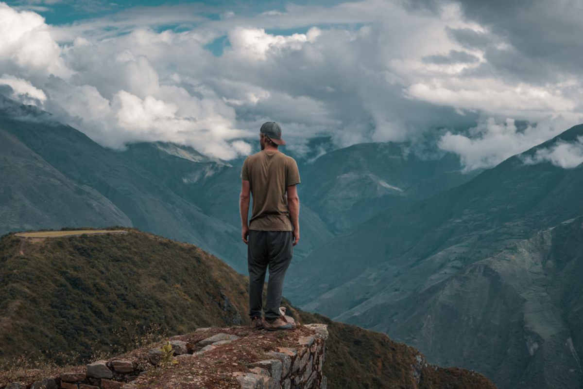 سارق الضوء: كيف تقتل المقارنة دهشة الفكرة؟