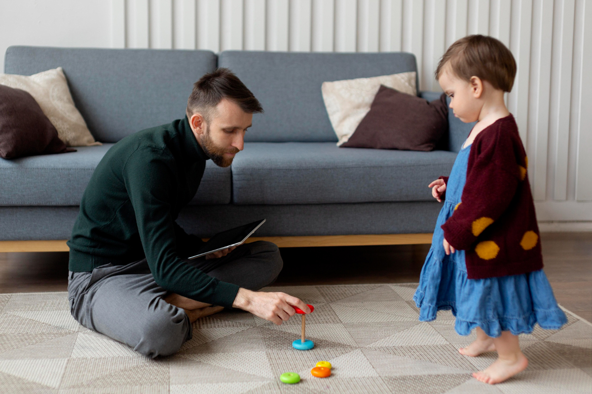 تقرير حديث يكشف تغيّر أساليب التربية: الآباء يتجهون إلى الأنشطة الواقعية بعيدًا عن الشاشات