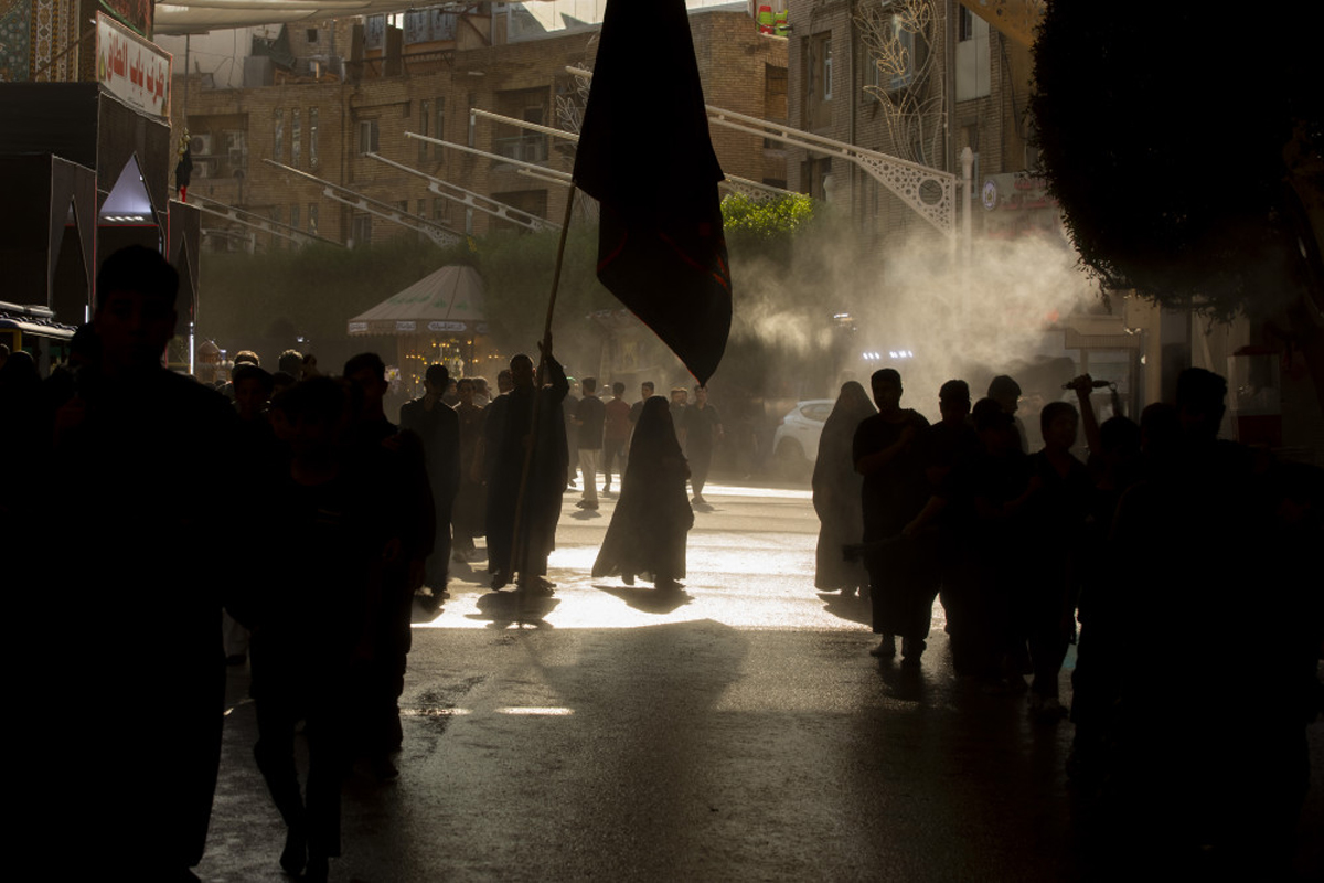 السواد... يزين الأزقة الكربلائية إيذاناً بشهر الأحزان